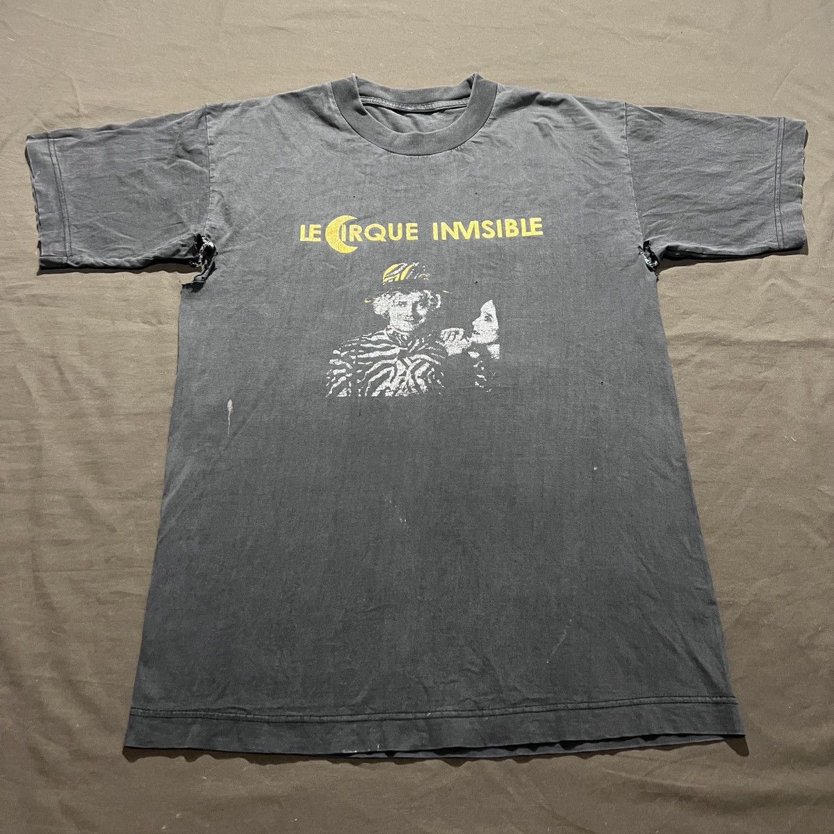 Vintage 90s The Invisible Circus Movie Tee Distressed Faded Thrashed Size US S / EU 44-46 / 1 - 2 Thumbnail
