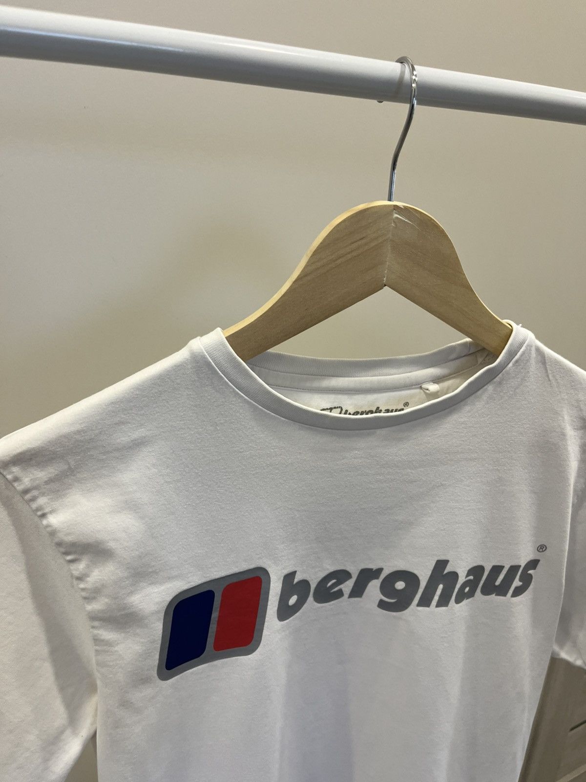 Berghaus Vintage Berghaus T-shirts Logo 90s Y2K USA Size US S / EU 44-46 / 1 - 2 Thumbnail