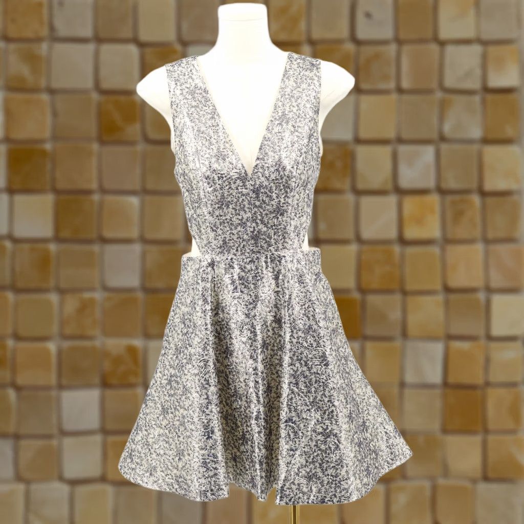 Alice + Olivia Alice + Olivia Women's Varita Metallic Jacquard Side Cut Out Fit & Flare Mini Sz 0, Silk, Polyester, Dry Clean Only, Floral, Clubwear, Short Dress Size XS / US 0-2 / IT 36-38 - 1 Thumbnail