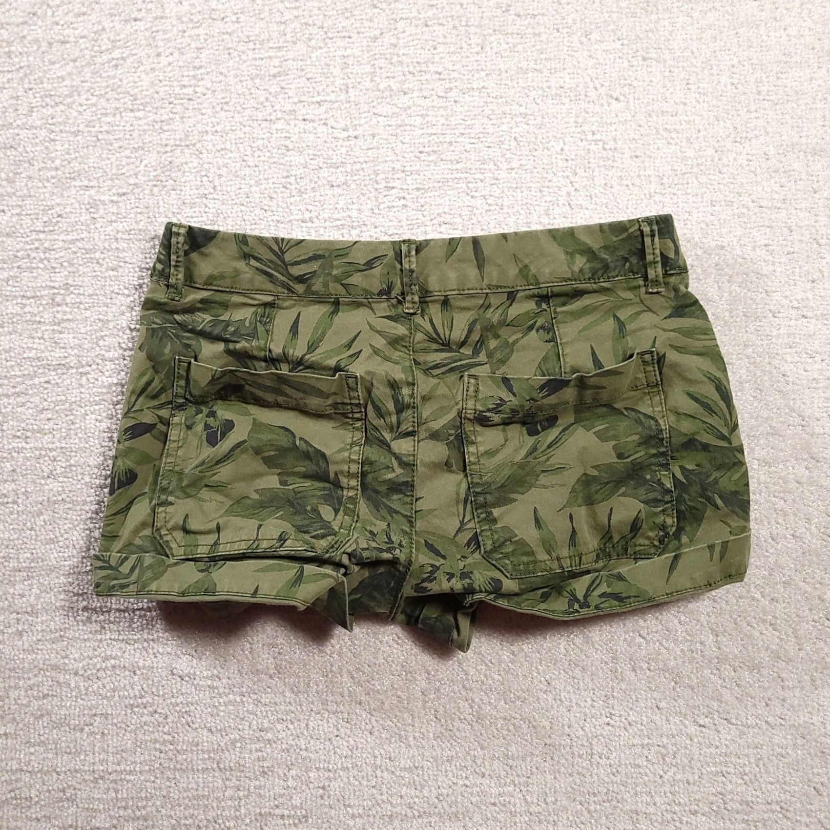 Old Navy Old Navy Shorts Womens Size 0 Green Olive Leaf Print Chino Comfort Fit Stretch Size 25" / US 0 / IT 36 - 7 Thumbnail