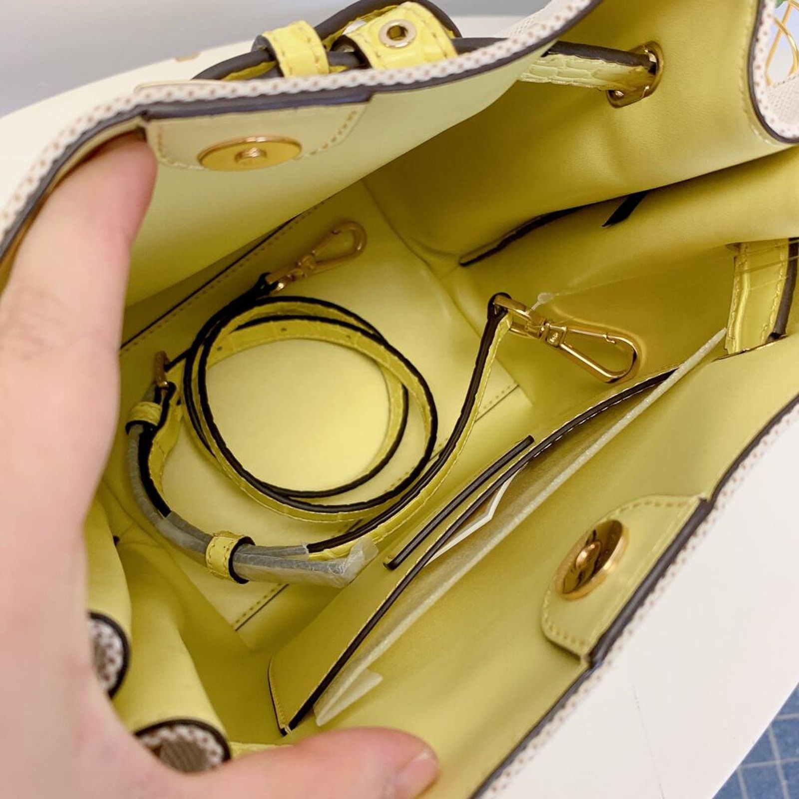 Michael Kors Michael Kors 35T1GU5M5C Emilia Small Buttercup Bucket Bag Size ONE SIZE - 5 Thumbnail