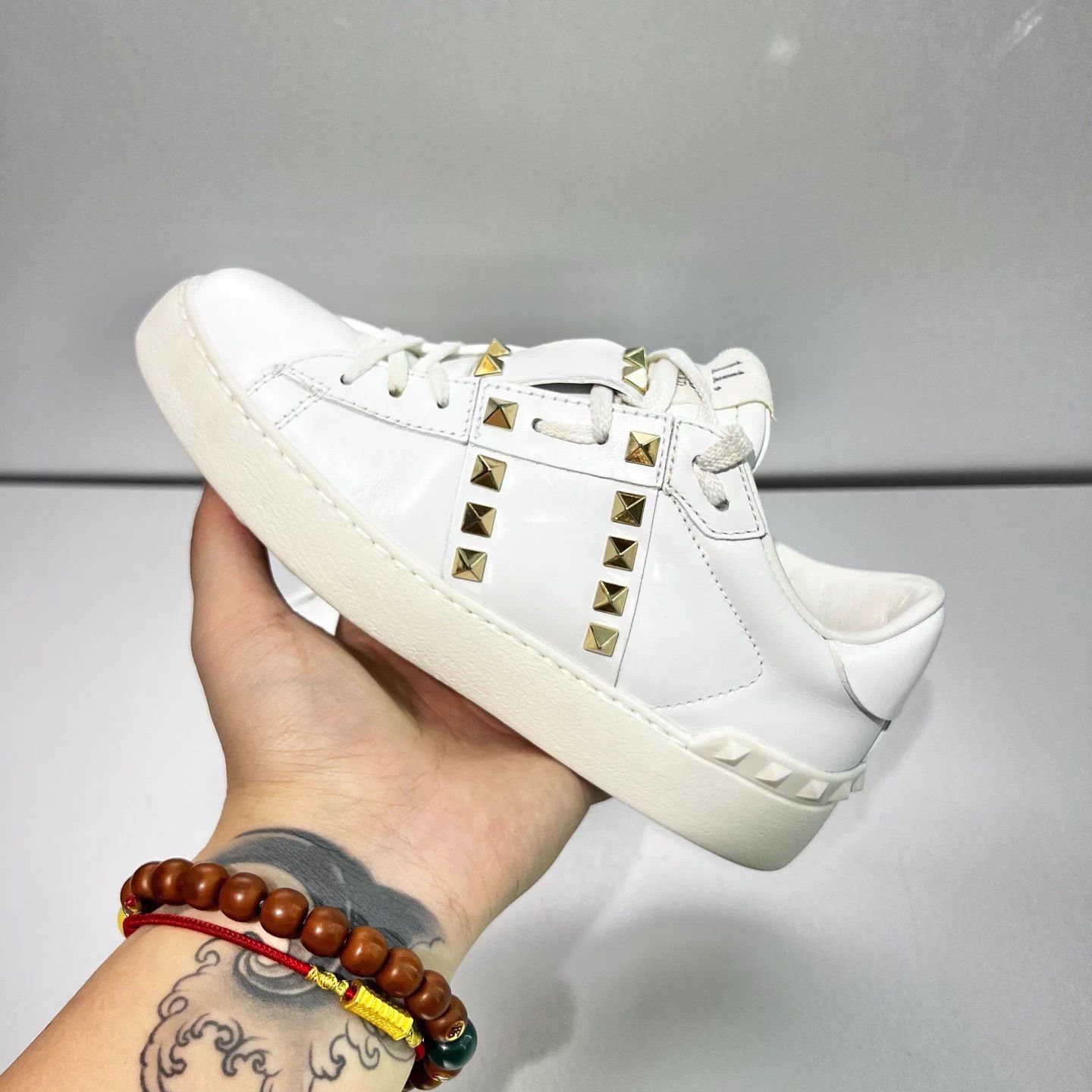 Valentino VALENTINO White Gold Studs White Sneakers 35 like new X6795 Size US 4 / IT 34 - 2 Thumbnail