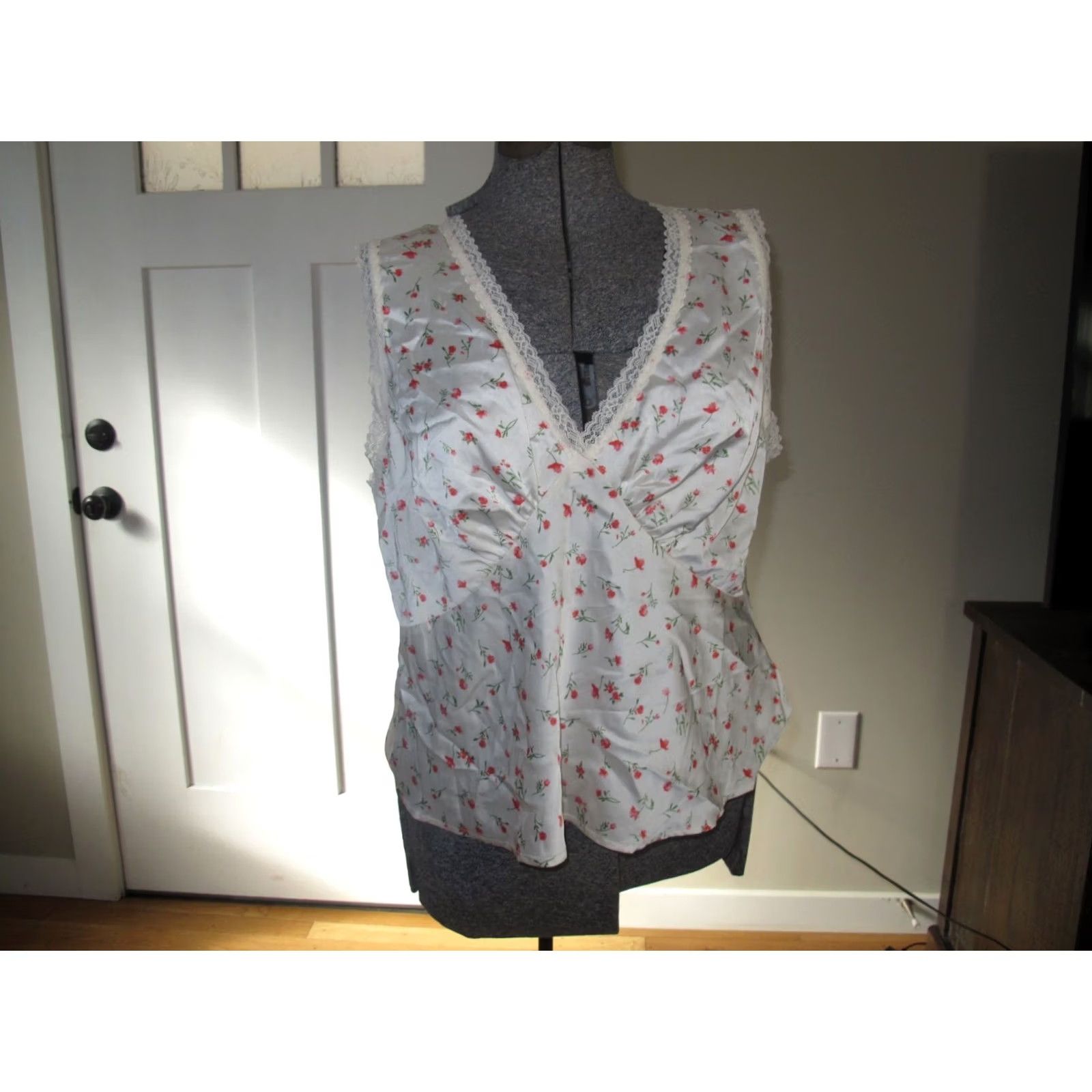 Vintage WAYF Blouse Top Womens XL White Polyester Floral Sleeveless V-Neck Pullover Size XL / US 12-14 / IT 48-50 - 4 Thumbnail