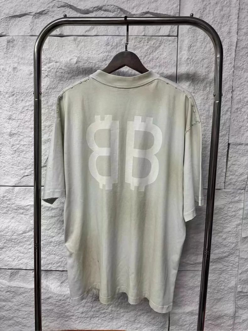 Balenciaga Balenciaga New Bitcoin Short Sleeve Size US L / EU 52-54 / 3 - 2 Thumbnail