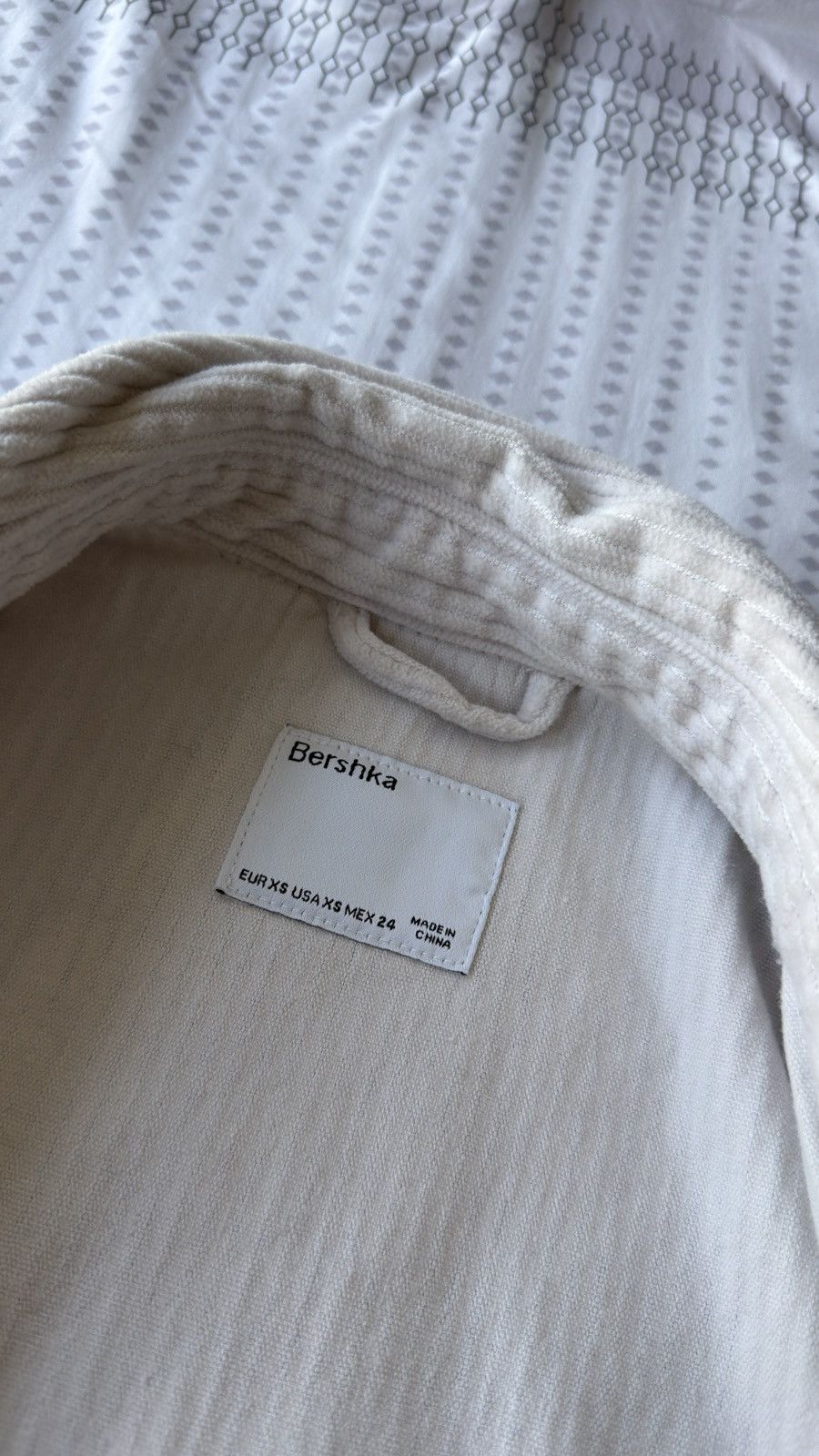 Bershka Bershka Cream Corduroy Shirt Size XS / US 0-2 / IT 36-38 - 4 Thumbnail
