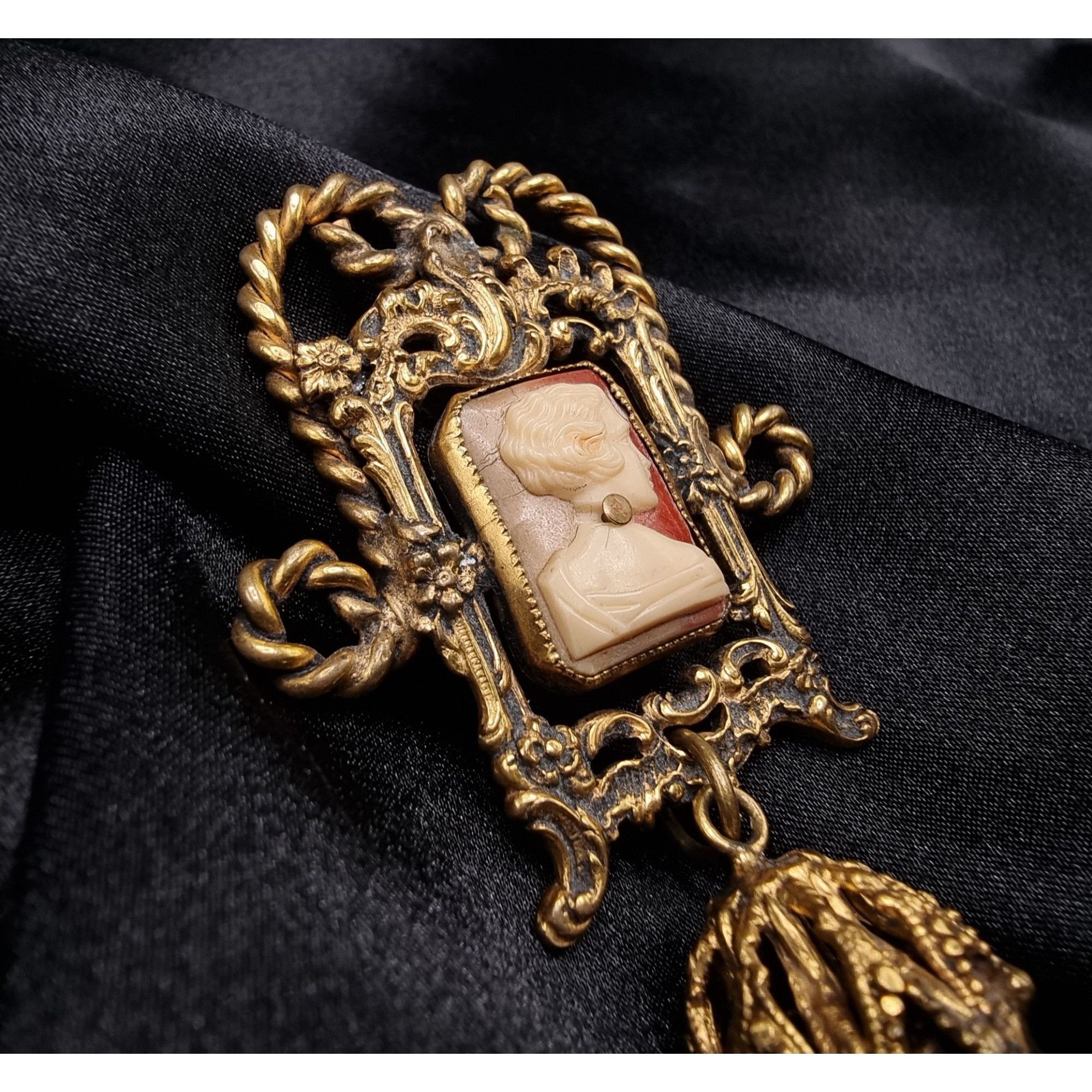 Vintage Antique Vintage 1910's-1940's Cameo Brooch With Tassel & Orn Size ONE SIZE - 3 Thumbnail