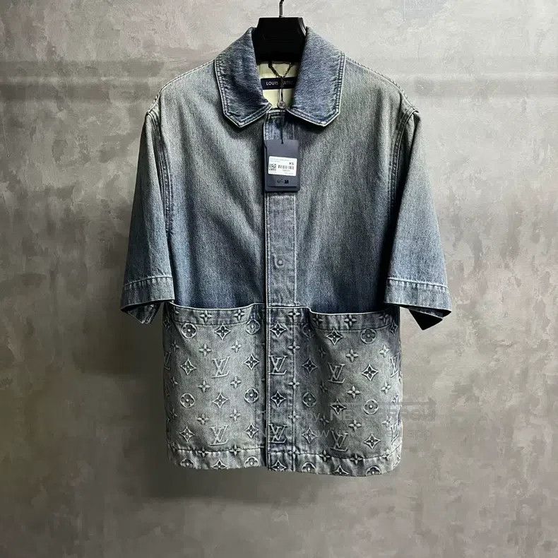 Louis Vuitton Louis Vuitton Blue Brand Logo Embossed Single-Breasted Sho Size US XS / EU 42 / 0 - 1 Thumbnail