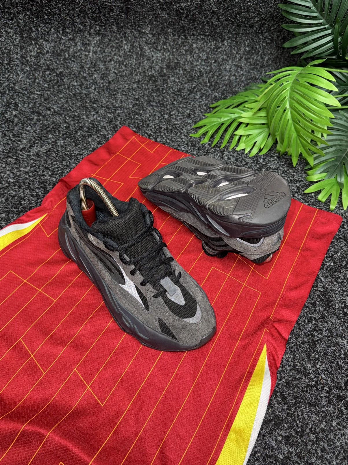 Adidas Adidas Yeezy Boost 700 V2 Vanta FU6684 Size 39 Size US 6 / IT 36 - 12 Thumbnail