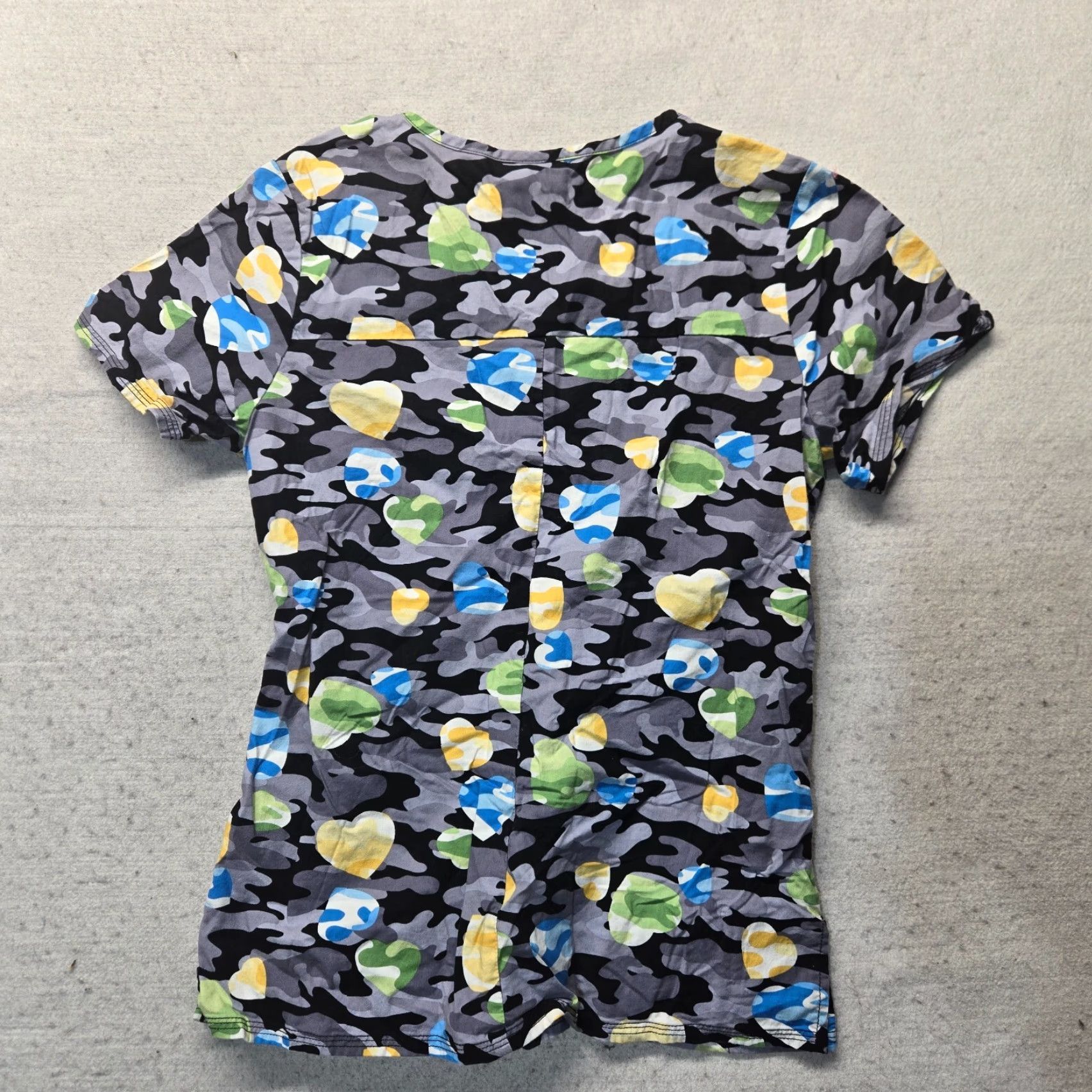 Vintage ScrubStar Scrubs Shirt Crew Neck Stretch Hearts Gray Camo Short Sleeve XS Shirt Women XS Gray Camouflage Pattern Medical Size US XS / EU 42 / 0 - 6 Thumbnail