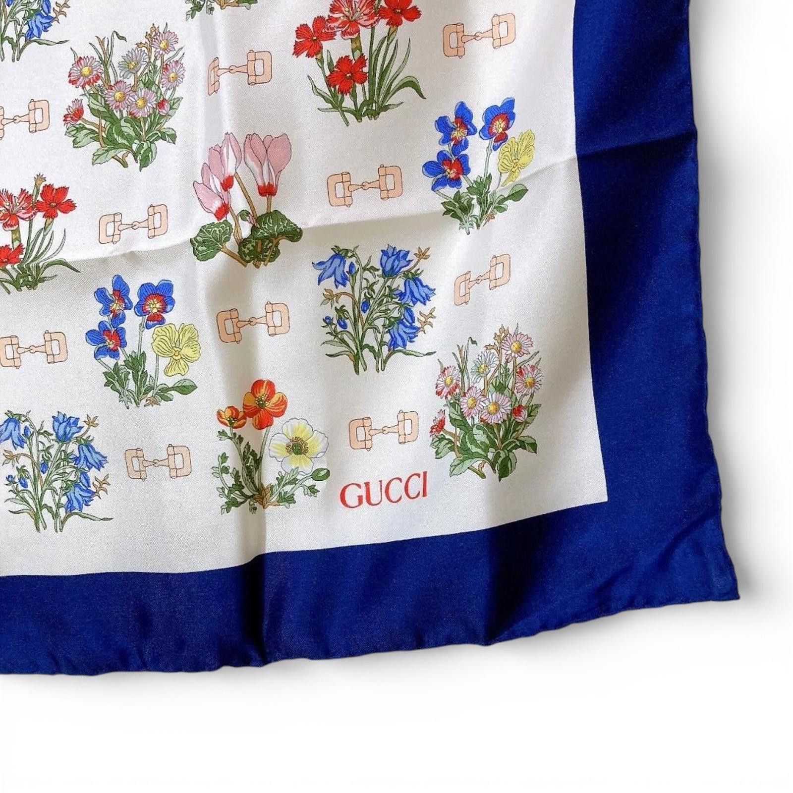 Gucci Gucci - Floral Patterned Silk Scarf with Blue Border Size ONE SIZE - 4 Thumbnail