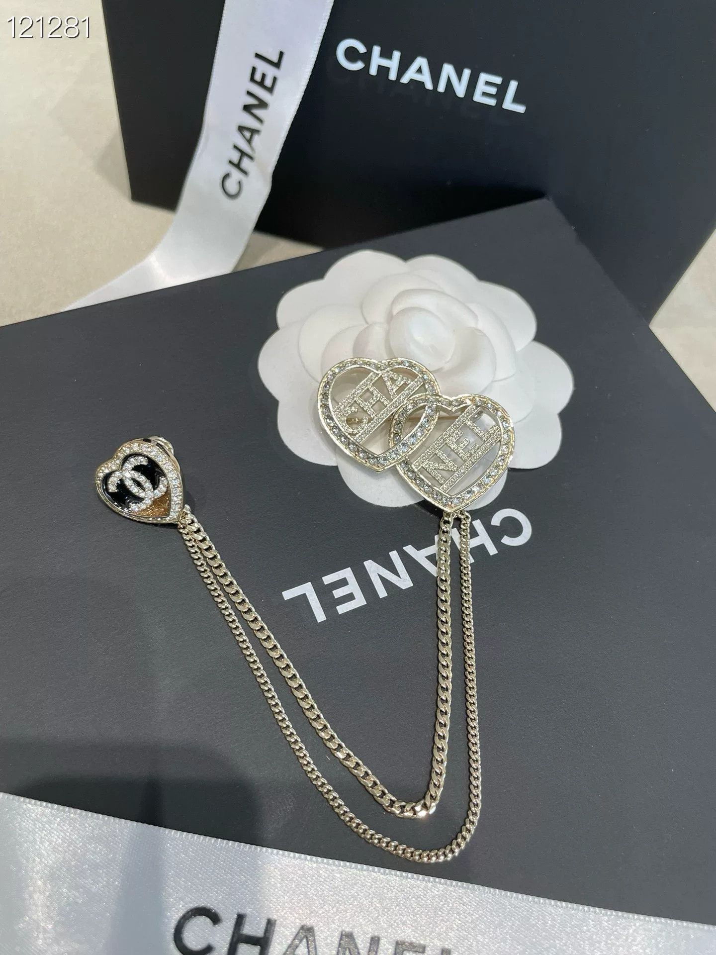 Chanel Chanel Logo Heart Embellished Brooch Size ONE SIZE - 1 Thumbnail
