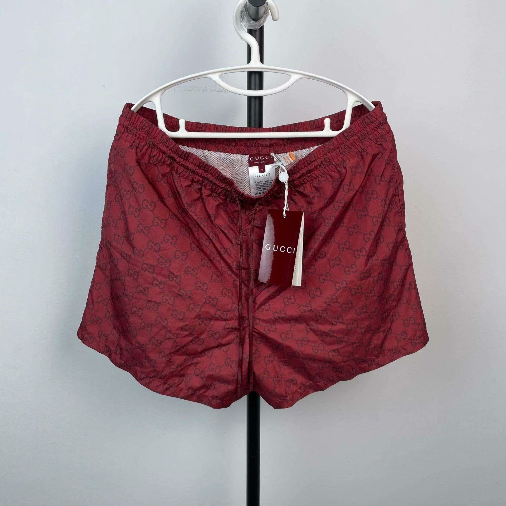 Gucci Gucci Retro Printed Red Shorts S Men Size US 30 / EU 46 - 1 Thumbnail