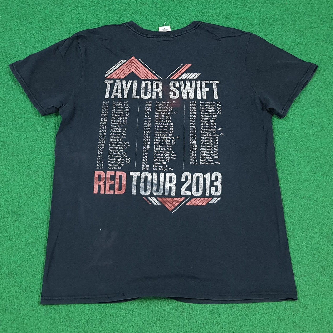 Band Tees Vintage Taylor Swift Red Tour 2013 Tshirt C294N31 Size US M / EU 48-50 / 2 - 3 Thumbnail