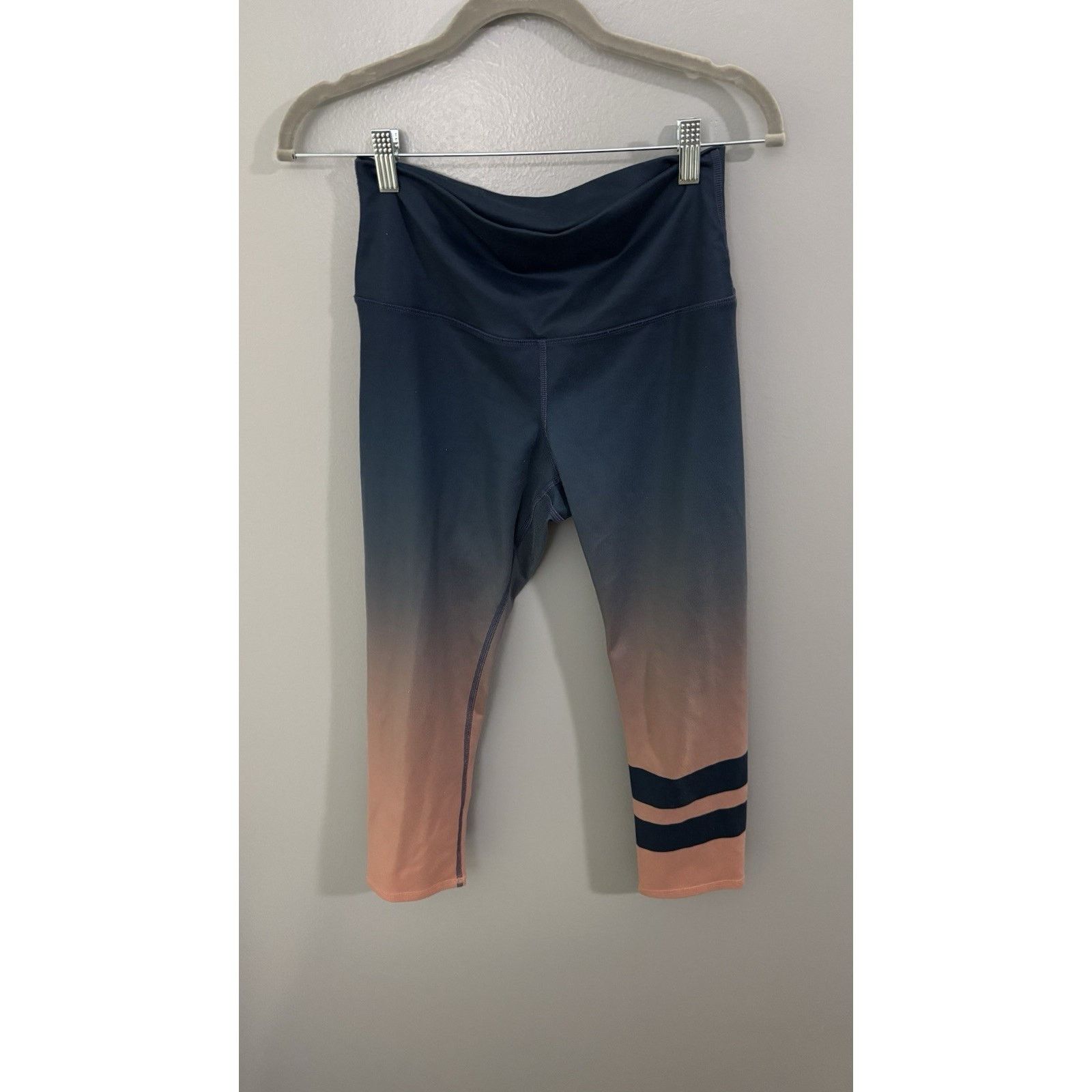 Alo Alo Cropped Leggings Medium Size 28" / US 6 / IT 42 - 1 Thumbnail