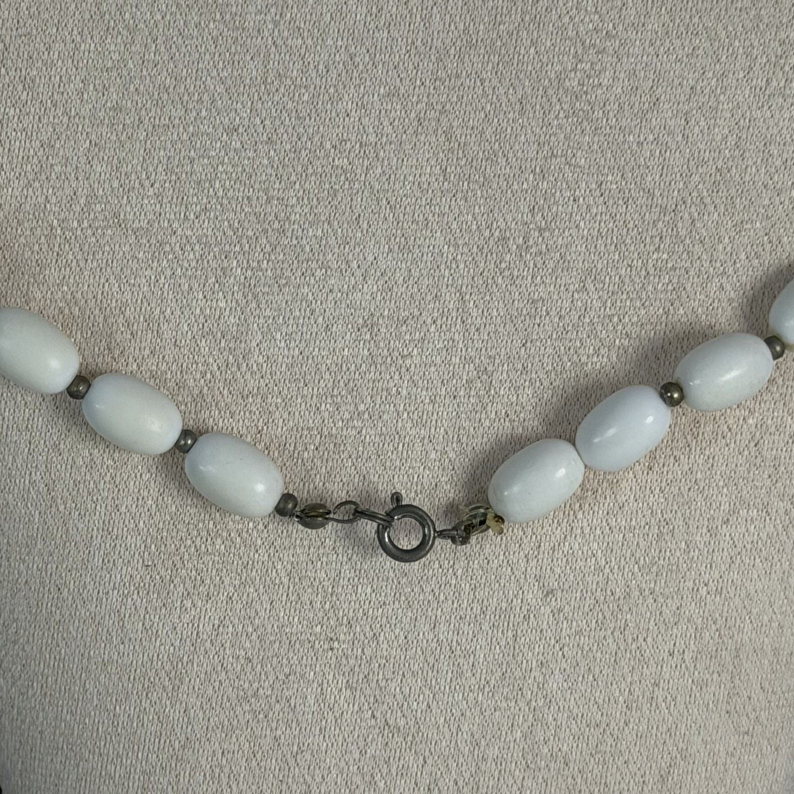 Other Charming Vintage 1980s White & Gold Graduated Bead Necklace Size ONE SIZE - 4 Thumbnail