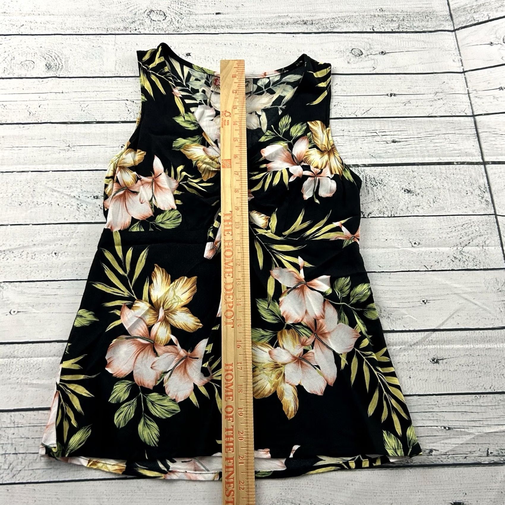 Hilo Hattie Hilo Hattie Sleeveless Floral Hawaiian Shirt Women's XS Black Tank Hawaiian Floral XS Women Sleeveless Shirt Women Black Size XS / US 0-2 / IT 36-38 - 2 Thumbnail