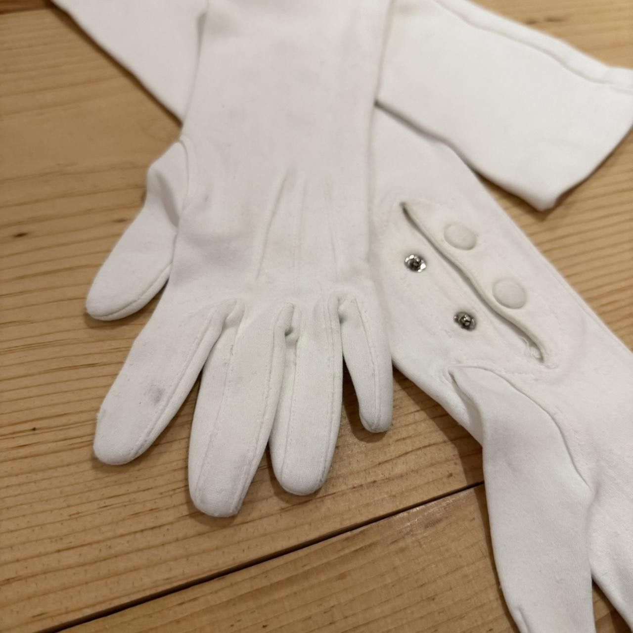 Designer Women's Vintage White Gloves Size ONE SIZE - 3 Thumbnail
