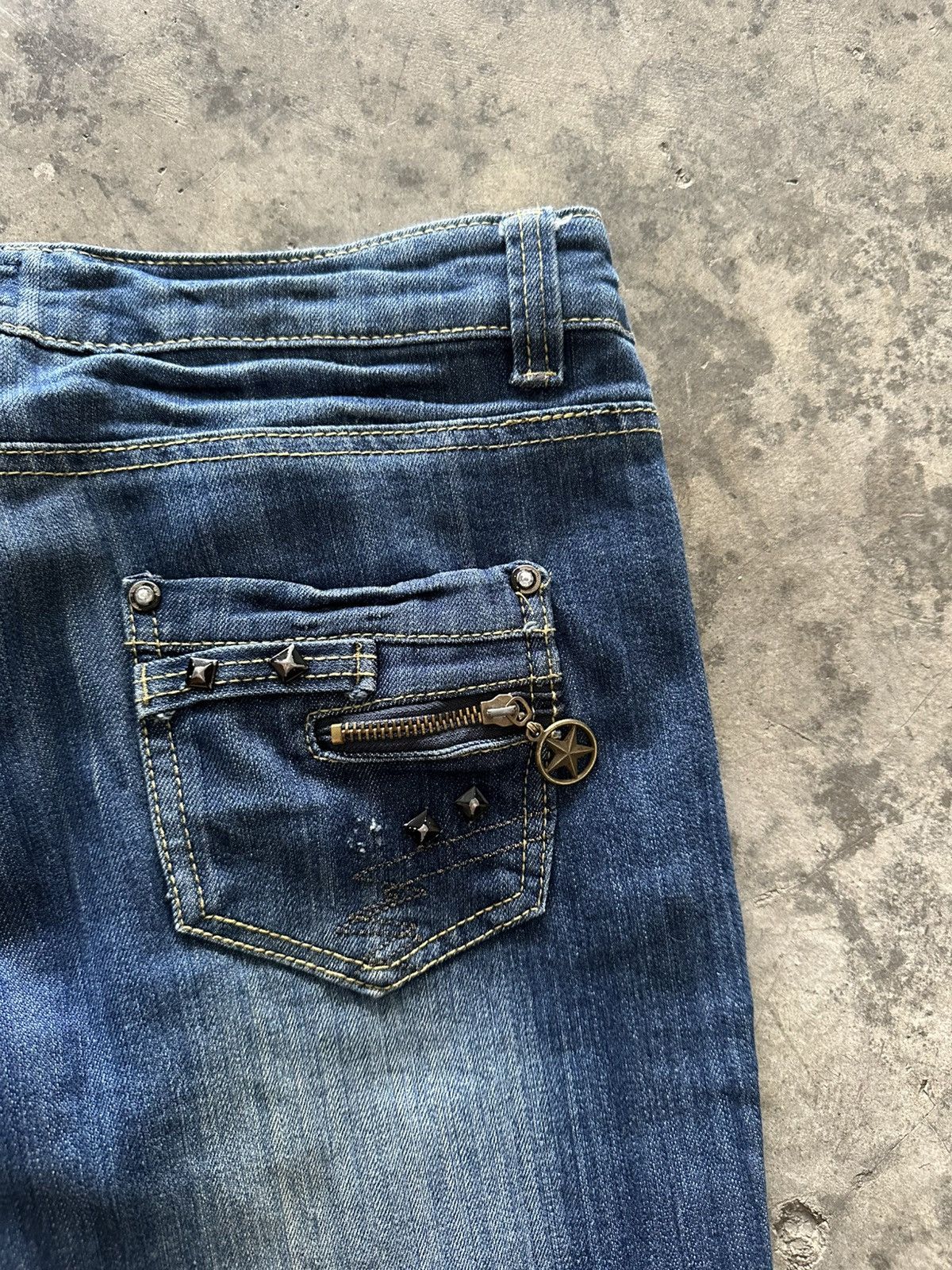 If Six Was Nine × Japanese Brand × Le Grande Bleu (L.G.B.) Japanese Y2K The Cove Whisker Wash Flared Jeans Size 30" / US 8 / IT 44 - 9 Thumbnail