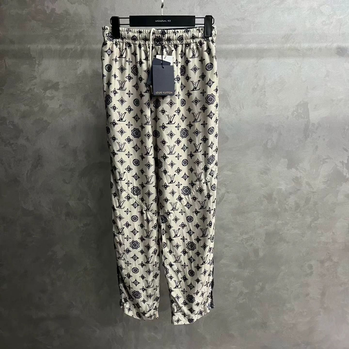 Louis Vuitton Louis Vuitton 2025 White Logo Mid-Rise Pants Size US 36 / EU 52 - 1 Thumbnail