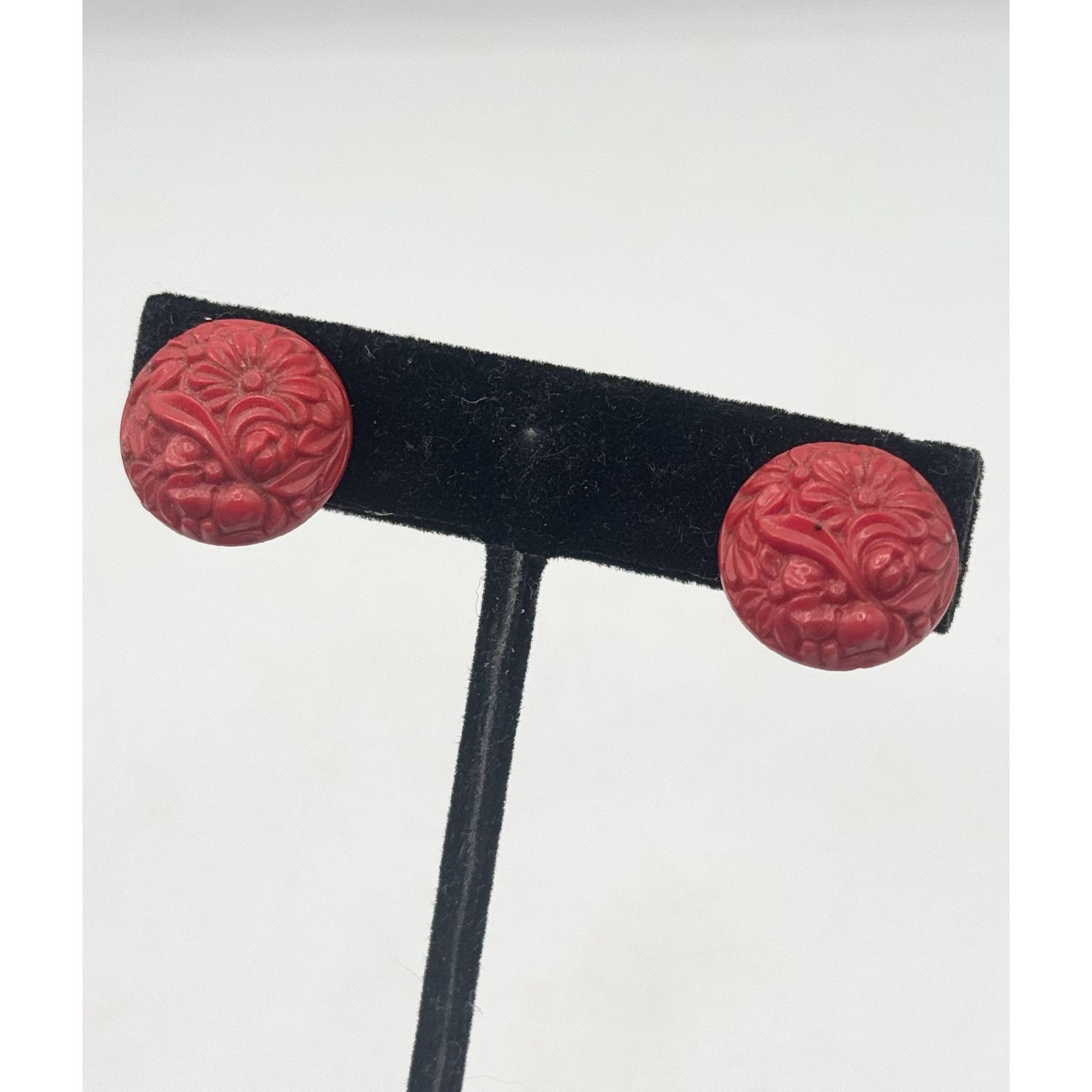 Vintage Vintage red floral molded plastic stud earrings Size ONE SIZE - 1 Thumbnail