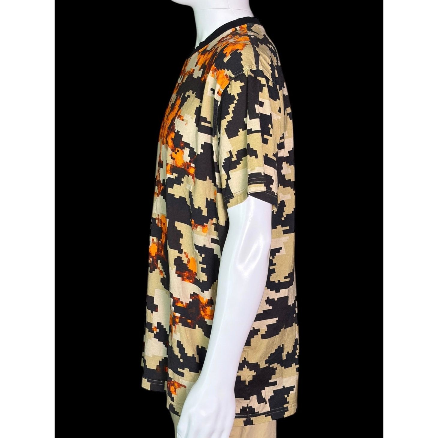Givenchy Authentic Givenchy As Seen on Empire Pixelated Camo T-Shirt Size US L / EU 52-54 / 3 - 5 Thumbnail