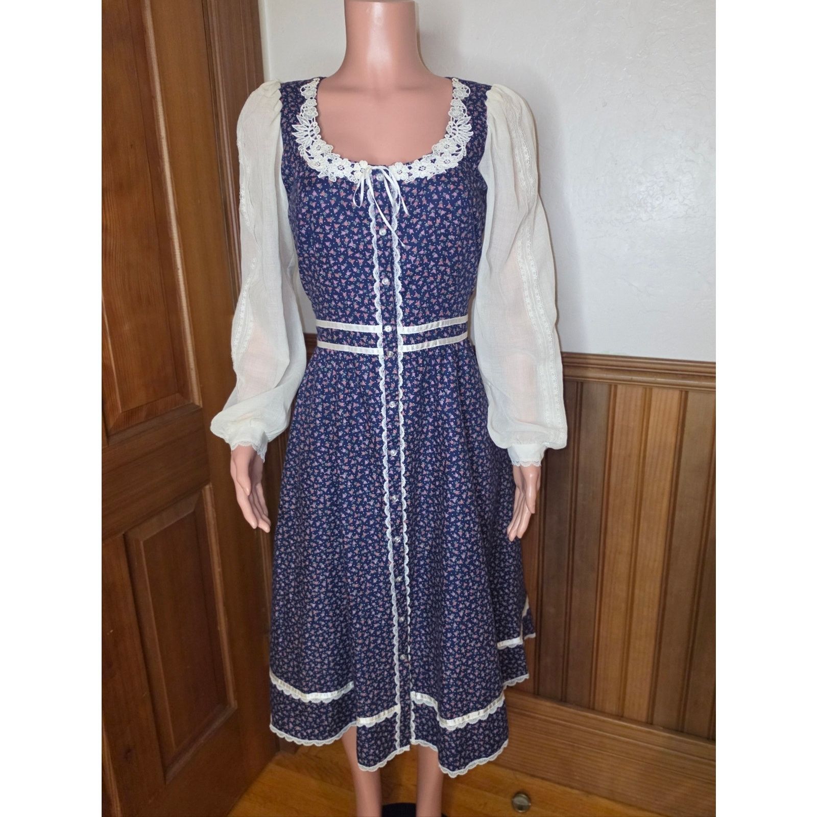 Jessica McClintock Gunne Sax 70s Navy Floral Midi Dress with White Lace Trim 13 Size S / US 4 / IT 40 - 1 Thumbnail