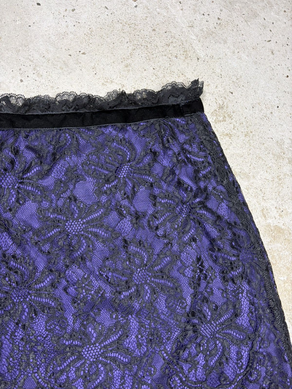 Dolce & Gabbana Vintage 2000s Dolce & Gabbana Lace Purple Skirt Velvet Trims Size 28" / US 6 / IT 42 - 13 Thumbnail
