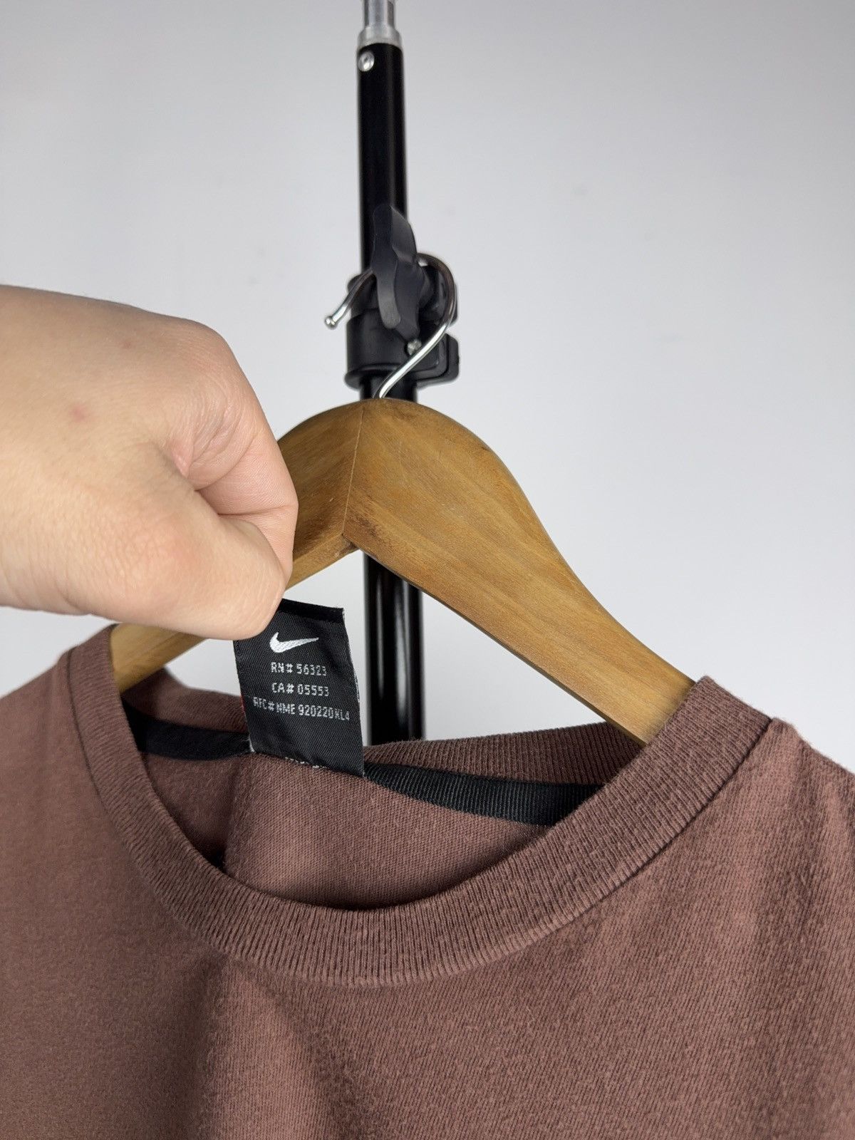 Nike Vintage 90s Nike Faded Mini Swoosh Brown T-Shirt Vintage Y2K Size US L / EU 52-54 / 3 - 11 Thumbnail