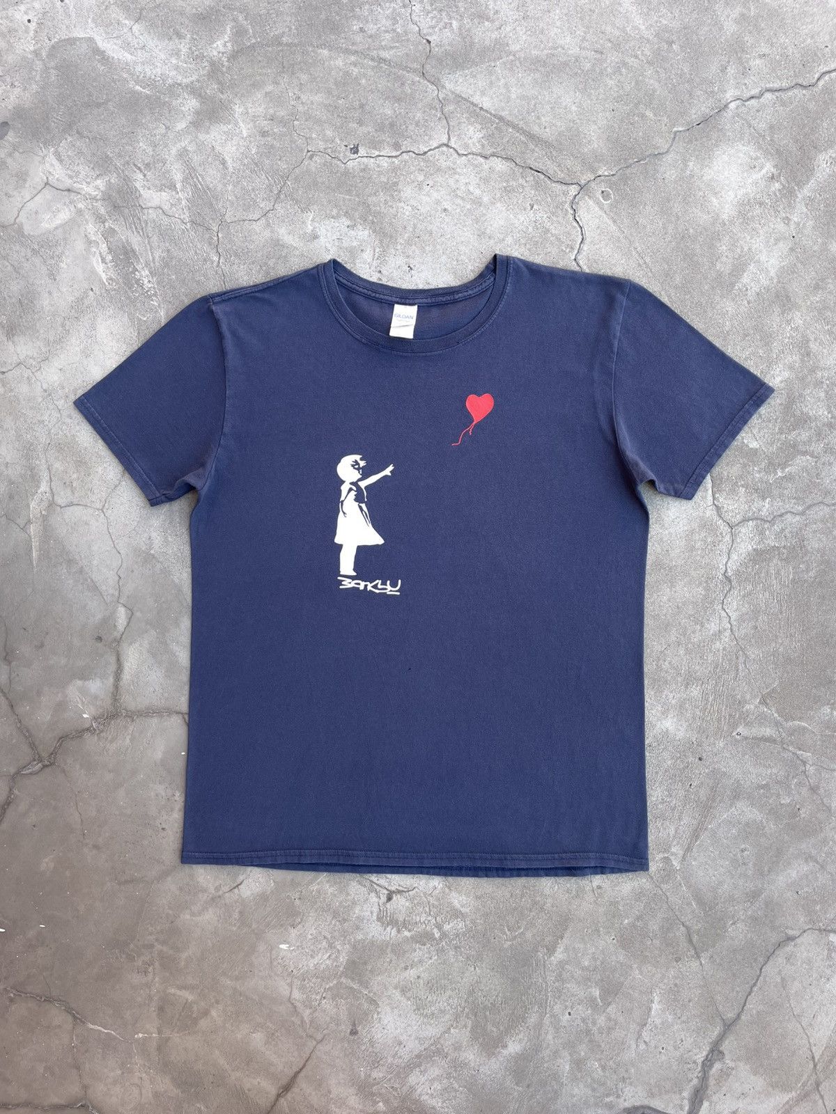 Gildan Banksy’s Girl w/ Balloon, Unknown Version. A T-Shirt Size US L / EU 52-54 / 3 - 2 Thumbnail