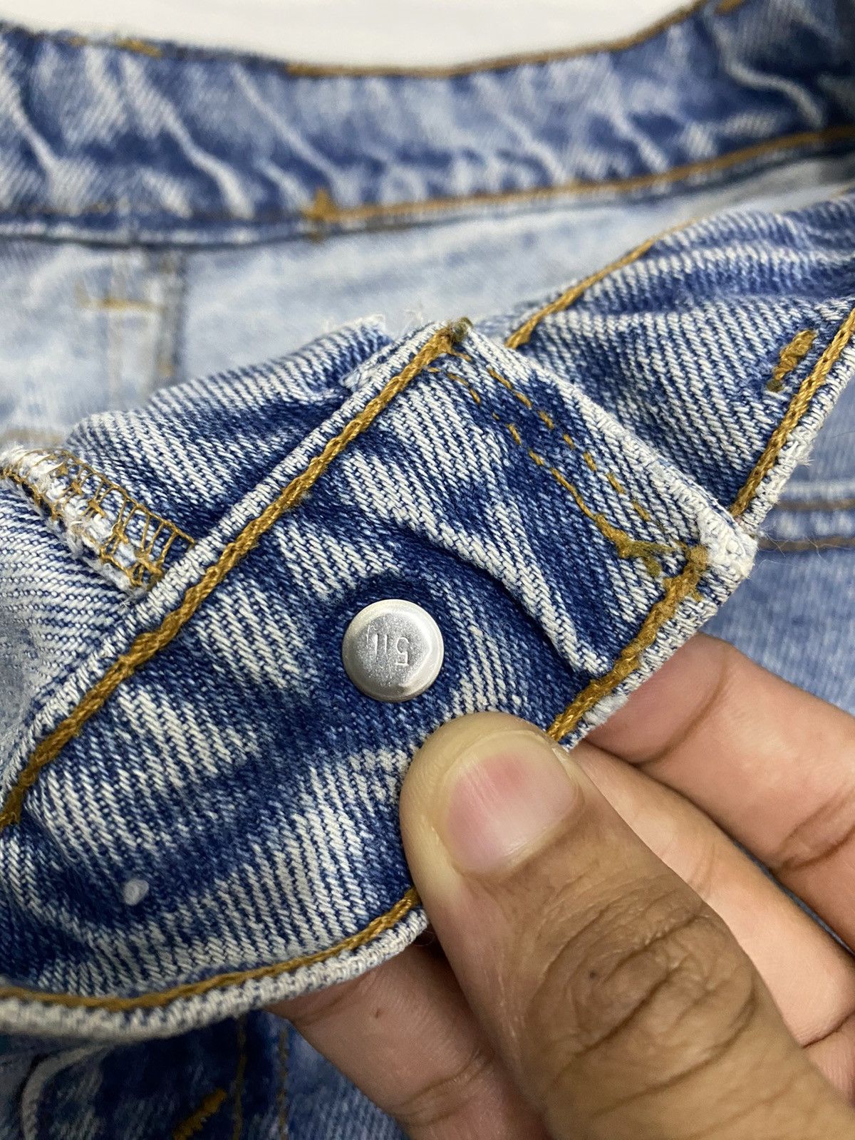 LEVIS 550 PAINTER BAGGY DENIM DISTRESSED TAPERED LEG
