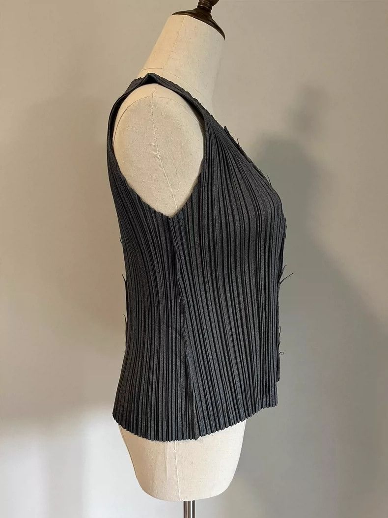 Issey Miyake Issey Miyake size:3 Grey pleated dragon whisker vest Size M / US 6-8 / IT 42-44 - 4 Thumbnail