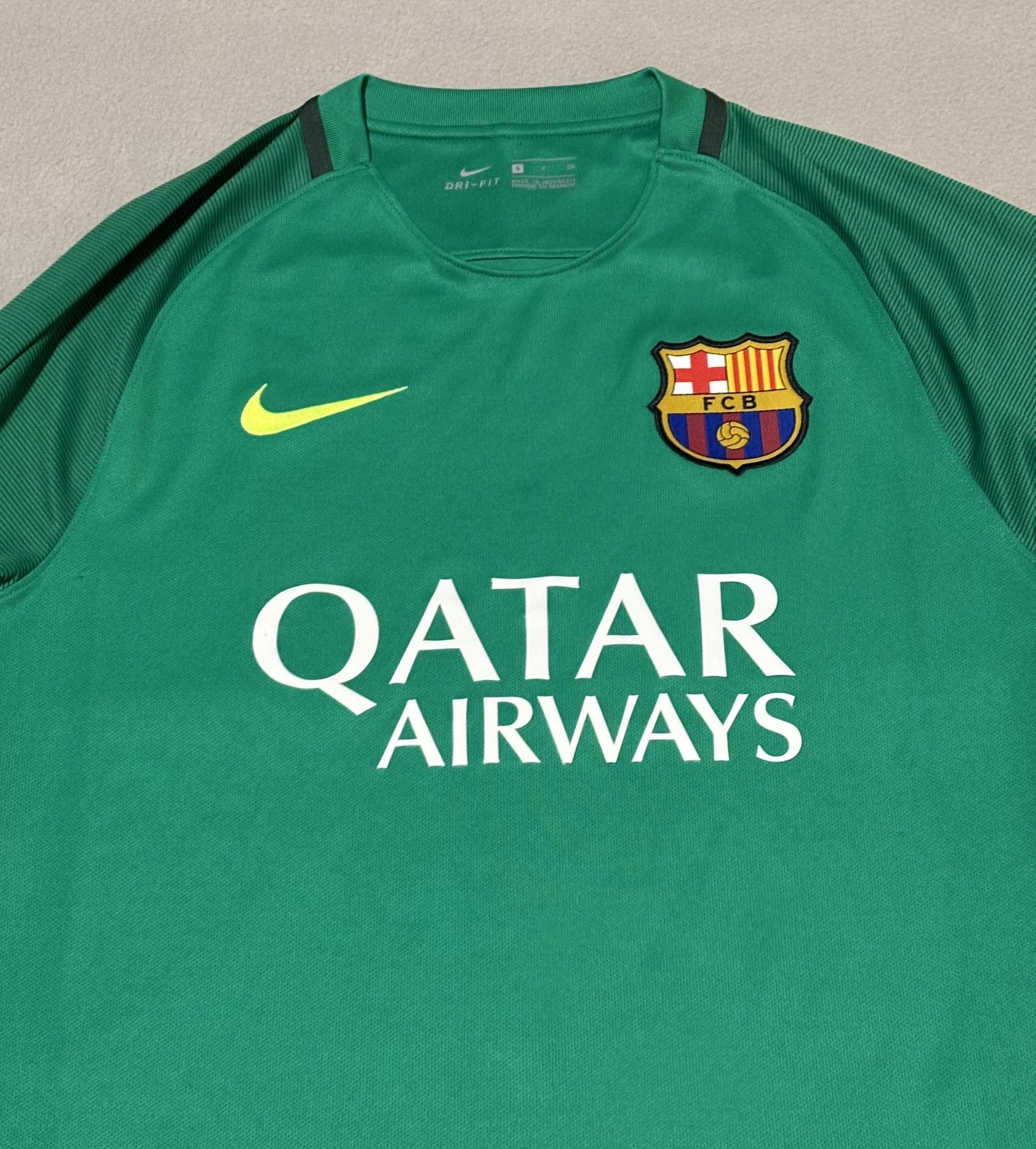 Nike FC Barcelona 2016/2017 Elias #1 Nike Goalkeeper Shirt Size S Size US S / EU 44-46 / 1 - 7 Thumbnail