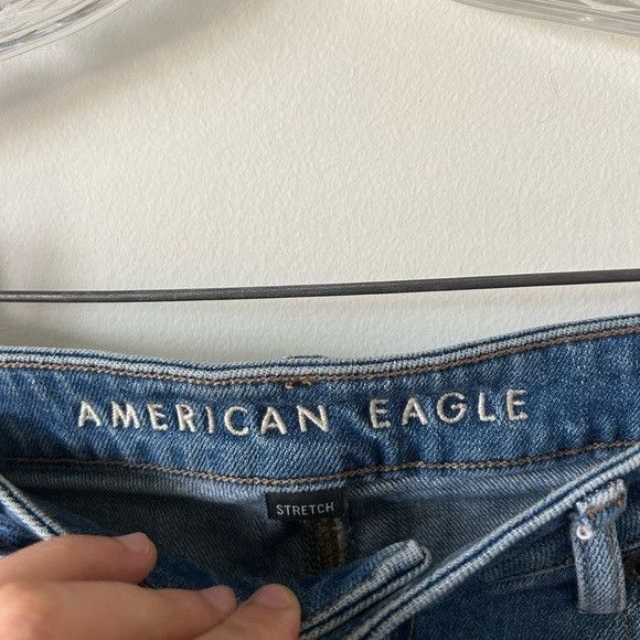 American Eagle Outfitters American Eagle Light Wash Mom Jeans Size 28" / US 6 / IT 42 - 3 Thumbnail