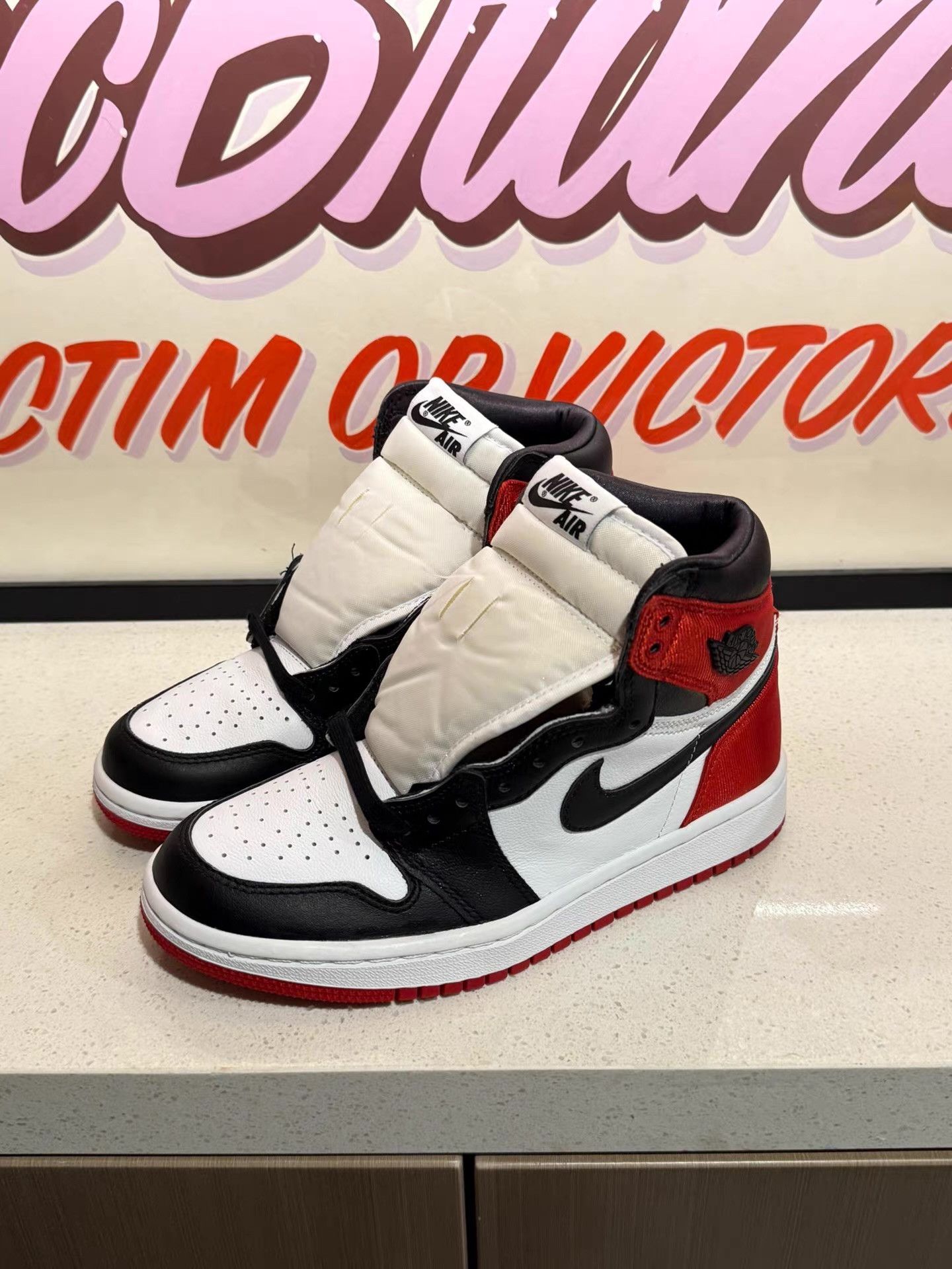 Nike Jordan Air Jordan 1 High SatinBlack Toe basketball shoes。Ｑ20 Size US 5.5 / IT 35.5 - 1 Thumbnail
