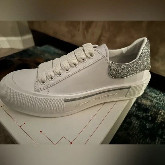 o1mj1ld1sgn0324 Sneakers in White & Silver