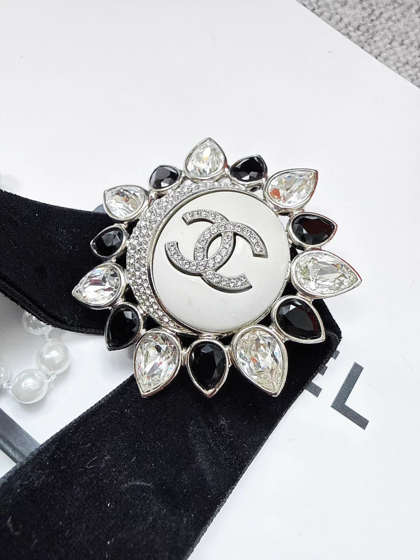 Chanel Chanel 22C Vlt B&W Crystal Sunflower Enamel Necklace 99 New Size ONE SIZE - 2 Thumbnail