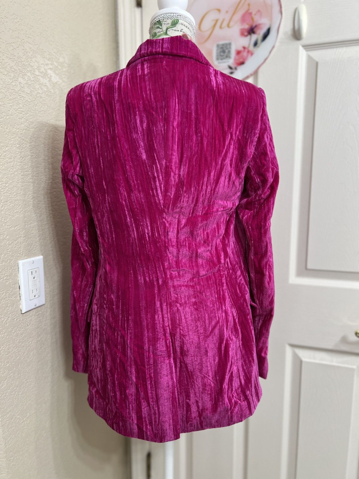 Nasty Gal Nasty Gal Hot Pink Velvet Blazer size 4 Size S / US 4 / IT 40 - 4 Thumbnail