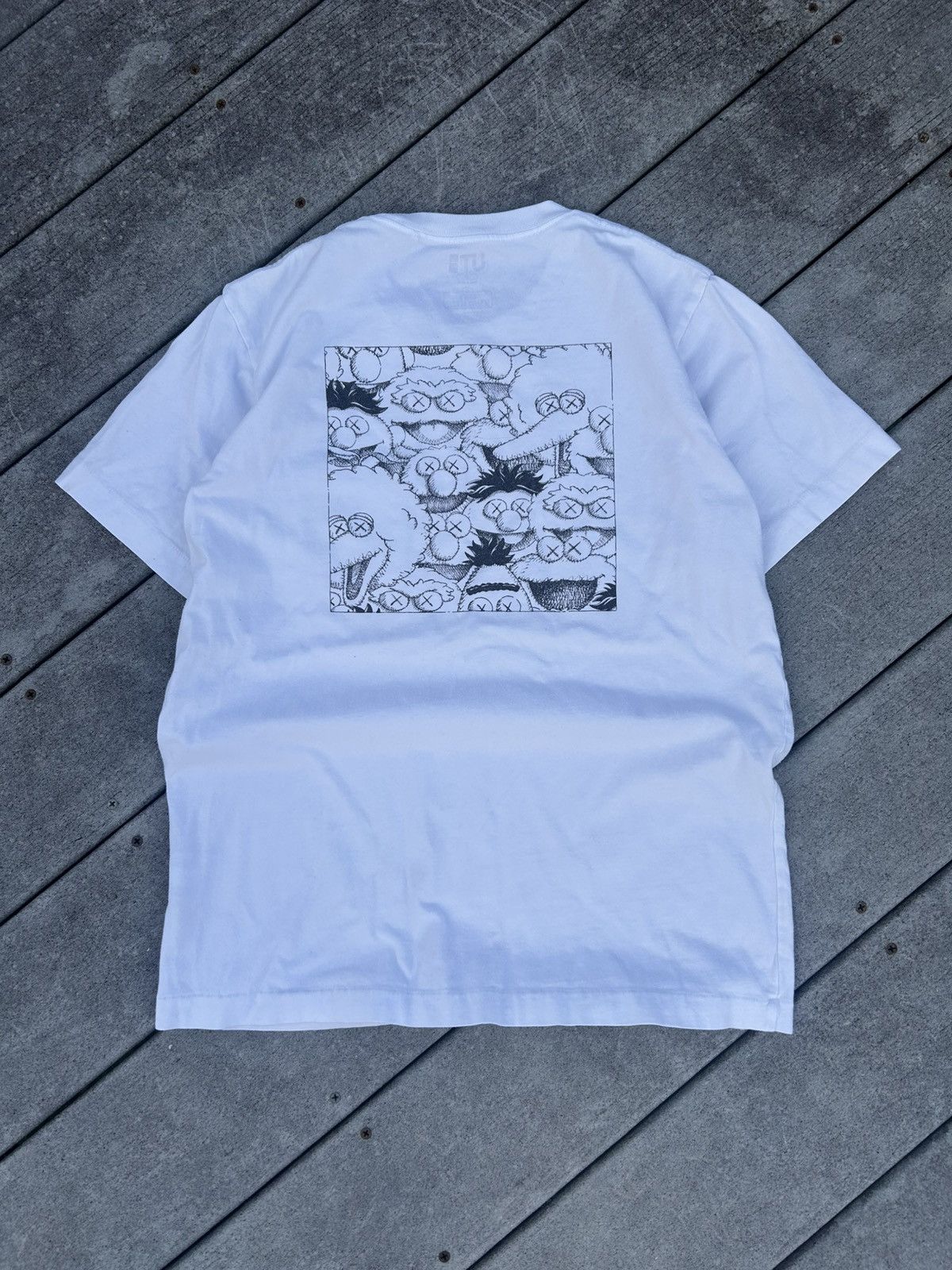 Kaws × Uniqlo Sesame Street x Kaws shirt Size US S / EU 44-46 / 1 - 1 Thumbnail