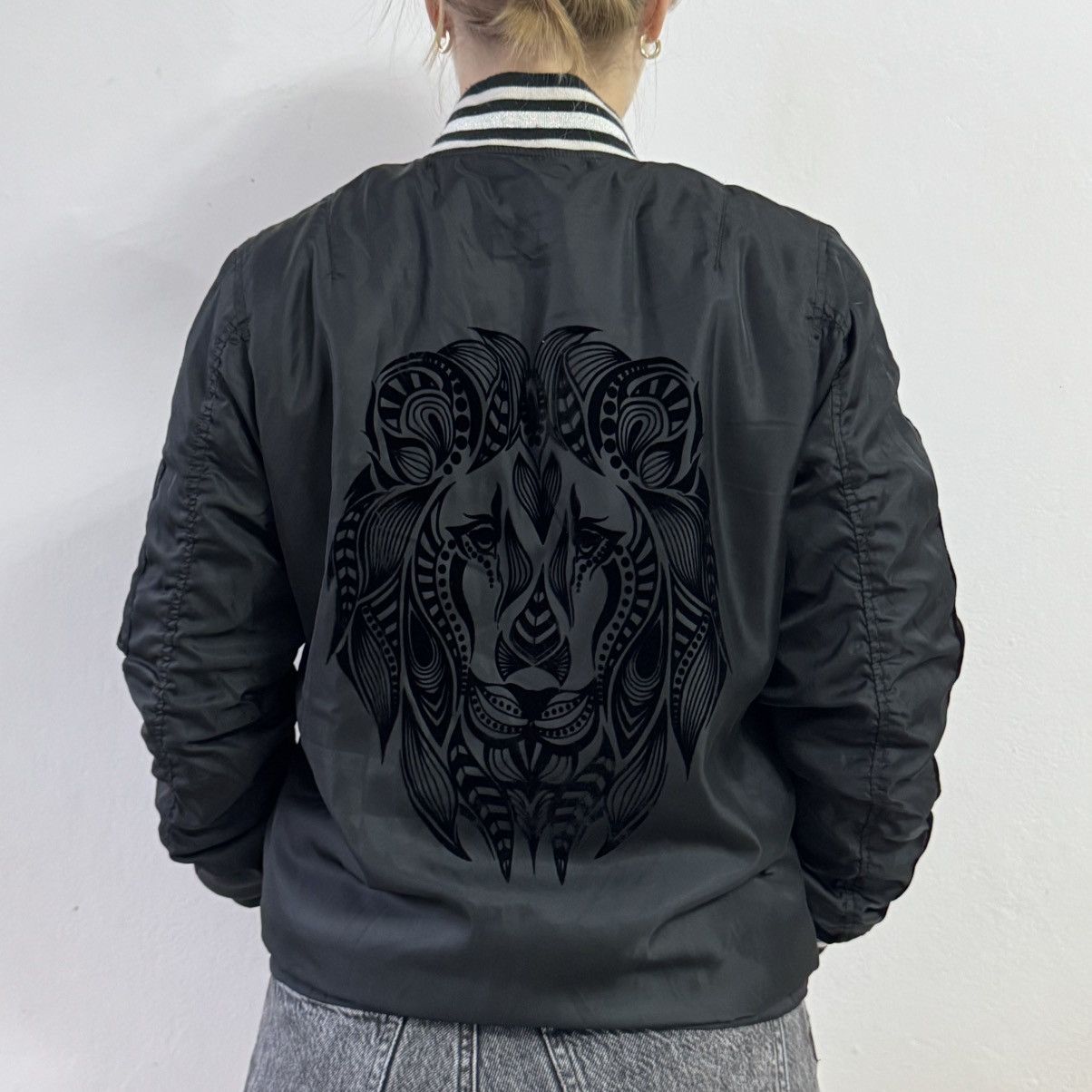 True Religion True Religion Fur Jacket womens size S big logo leo bomber Size S / US 4 / IT 40 - 1 Thumbnail