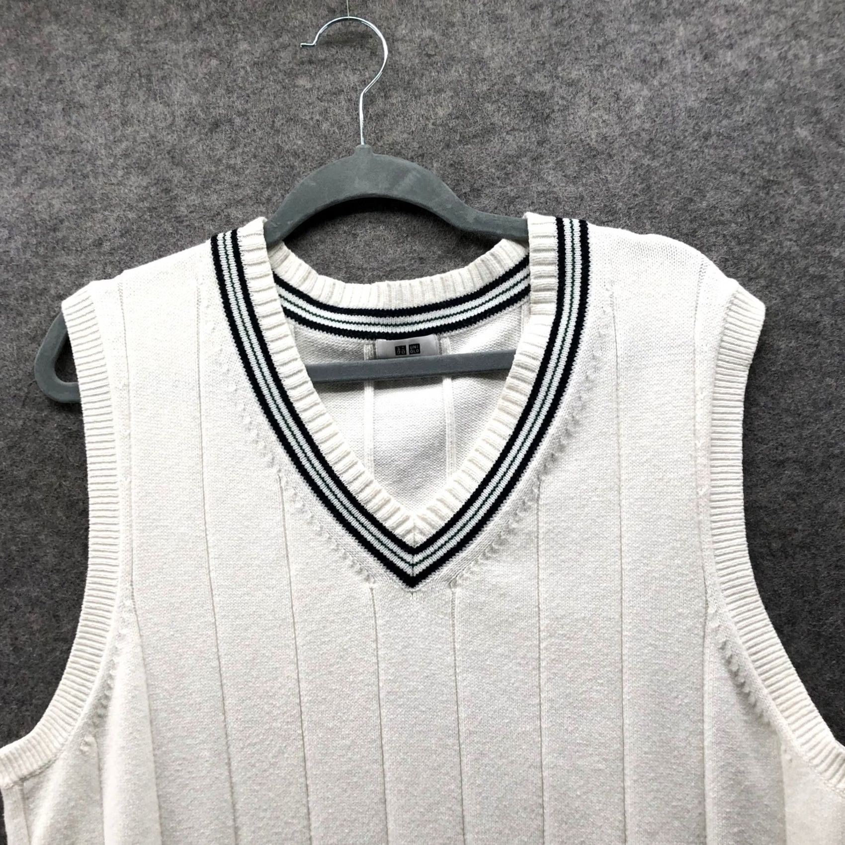 Uniqlo Uniqlo V-Neck Cricket Vest Mens L White Preppy Knit Sleeveless Tank Shirt Size US L / EU 52-54 / 3 - 3 Thumbnail