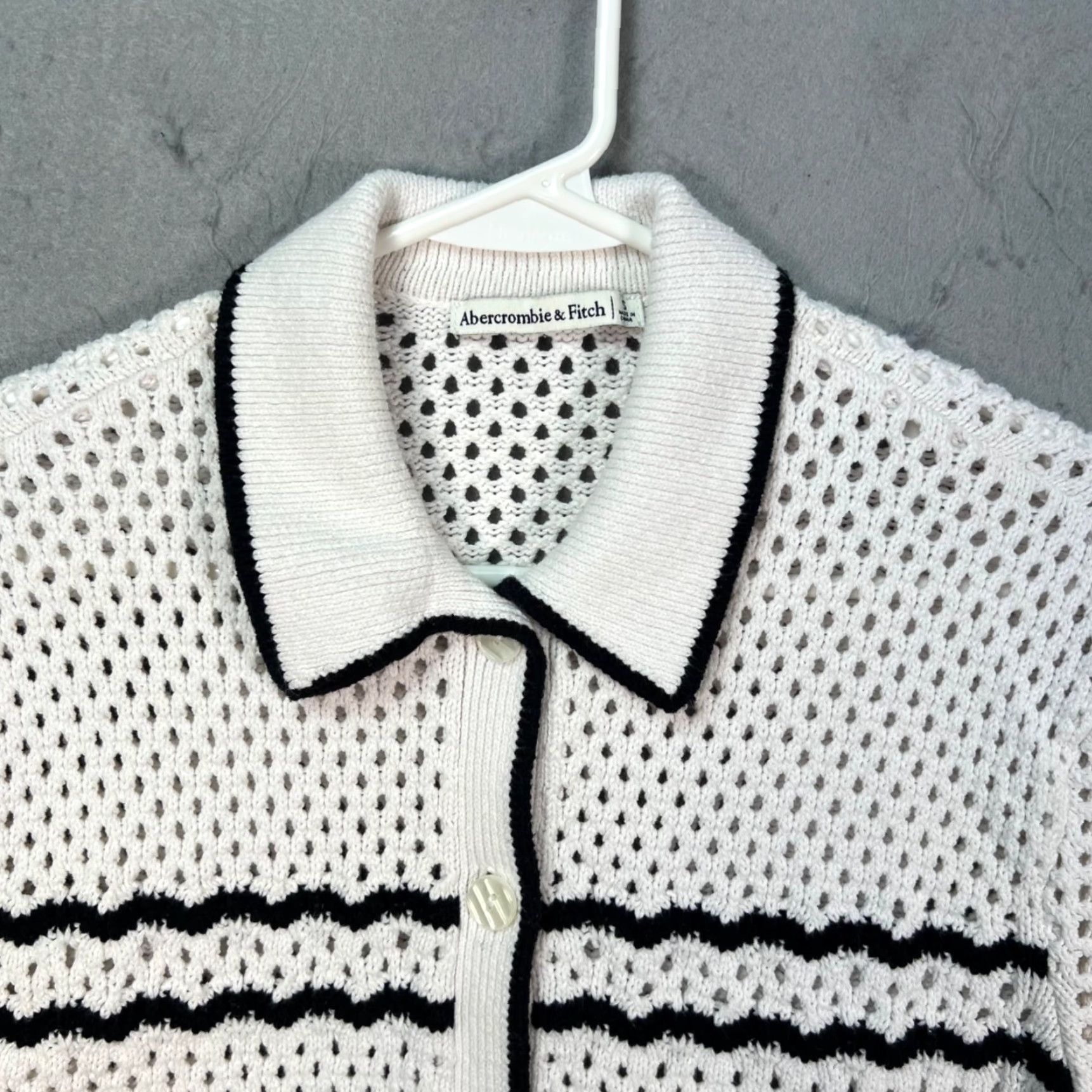 Abercrombie & Fitch Abercrombie & Fitch White Cropped Knit Cardigan Short Sleeve w/ Black Trim Small Womens XS? Size S / US 4 / IT 40 - 7 Thumbnail