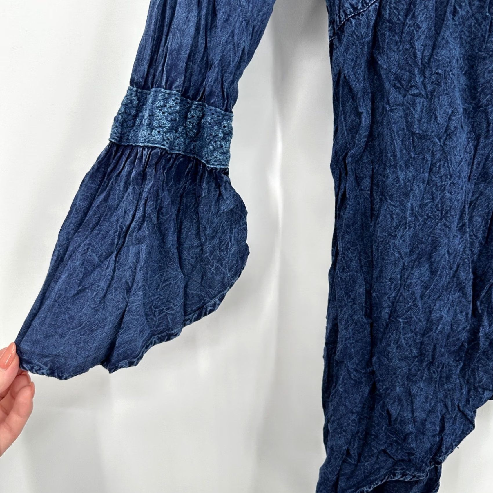 Market VINTAGE Market & Spruce Blue Acid Wash Lace Trim Sharkbite Tunic Top Womens S Small Size S / US 4 / IT 40 - 6 Thumbnail