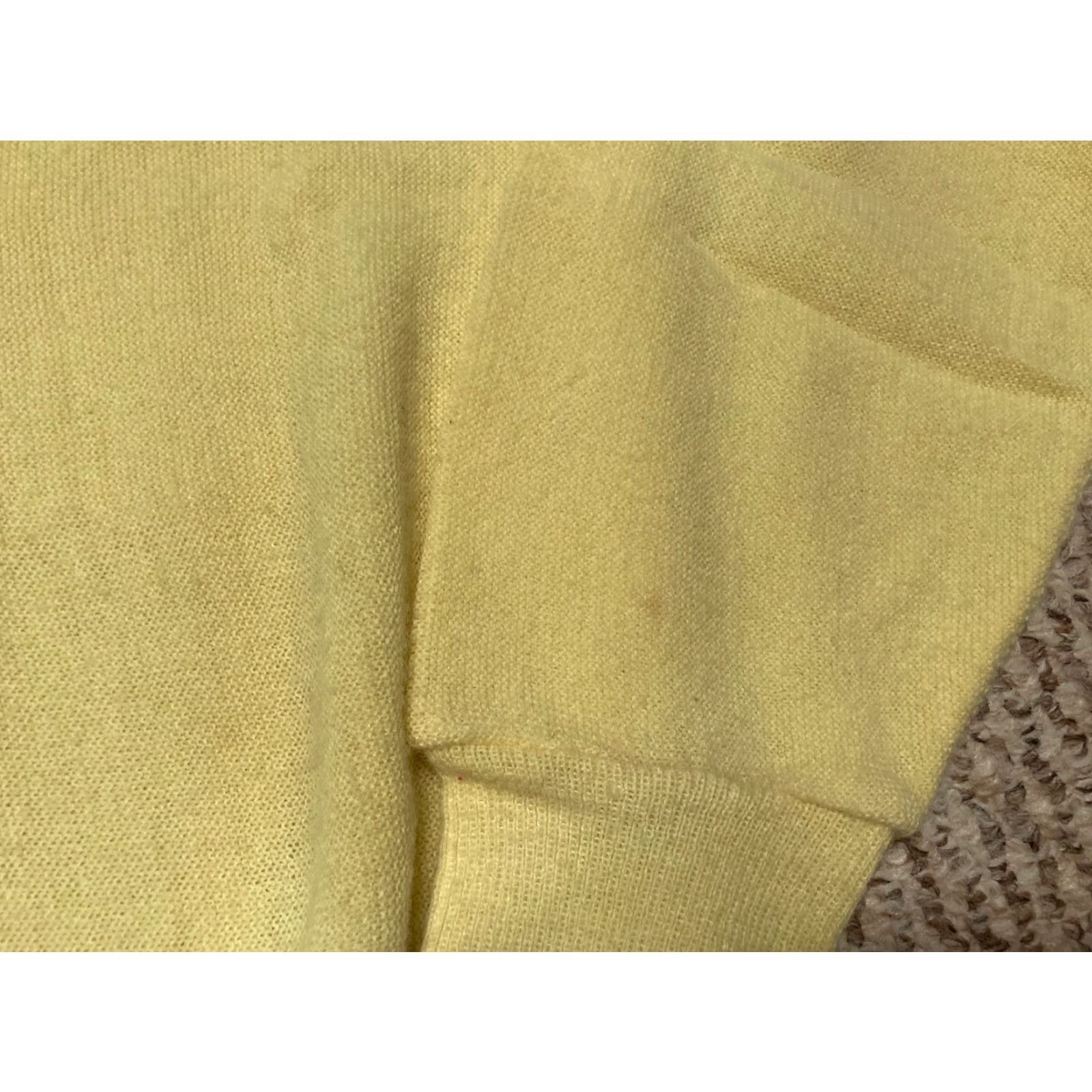 Lacoste VINTAGE Lacoste Mens Yellow Crew Neck Sweater L Retro M/L Stains Size US L / EU 52-54 / 3 - 3 Thumbnail