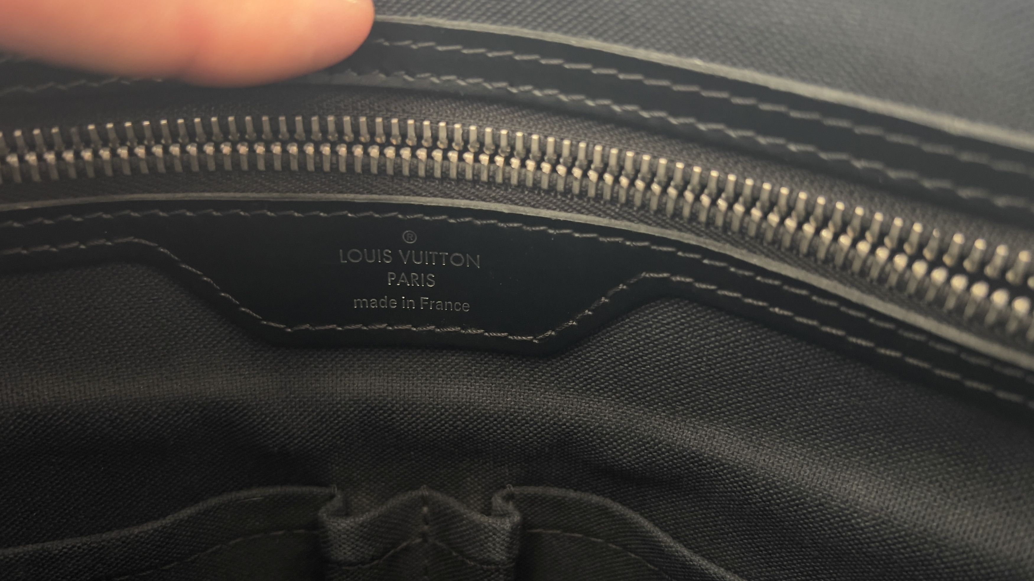 Louis Vuitton Louis Vuitton Damier Graphite District GM Messenger Bag Size ONE SIZE - 7 Thumbnail