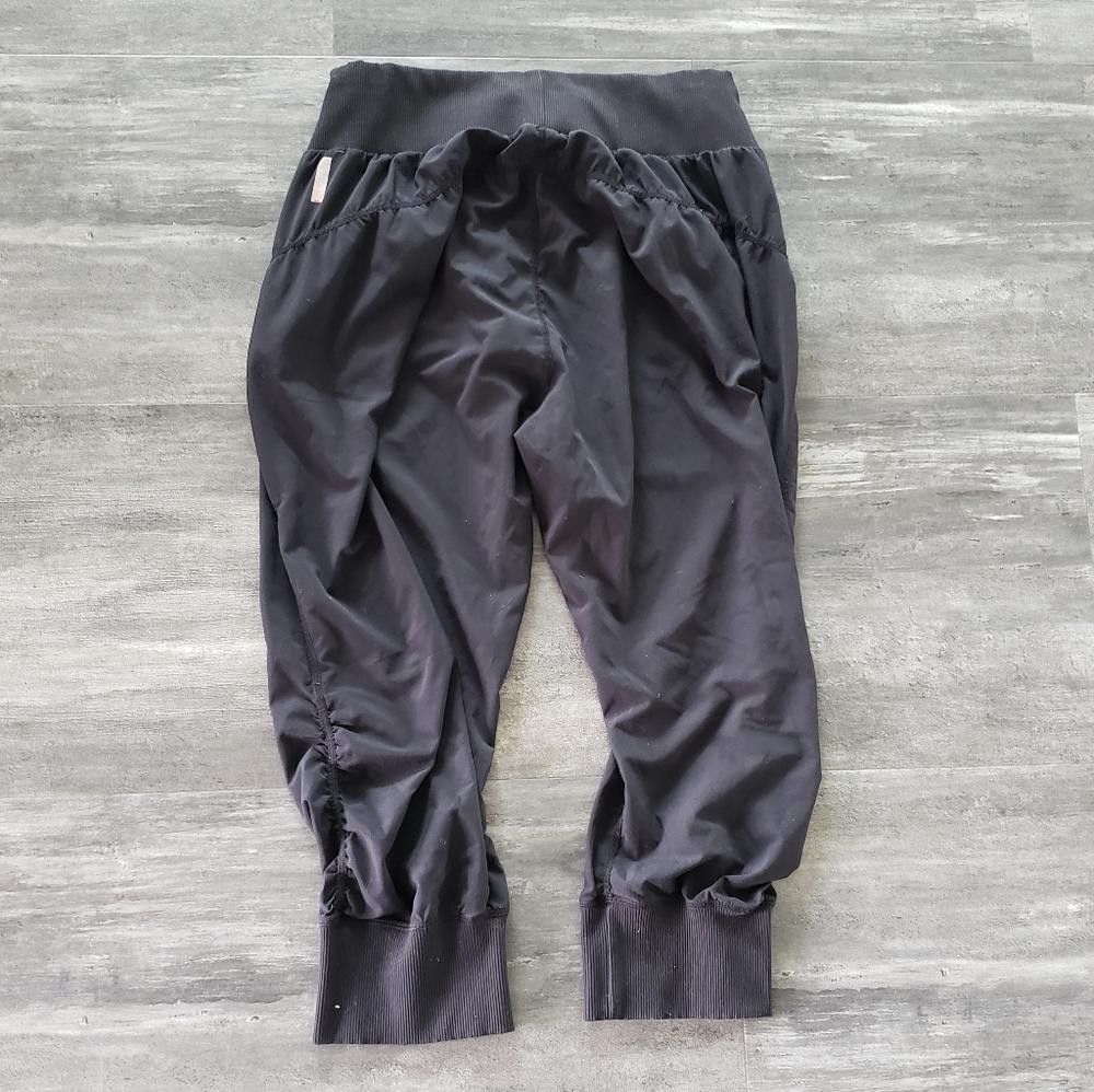Canterbury of New Zealand Black Ruched Zella Banded Athletic Capri Size 30" / US 8 / IT 44 - 2 Thumbnail