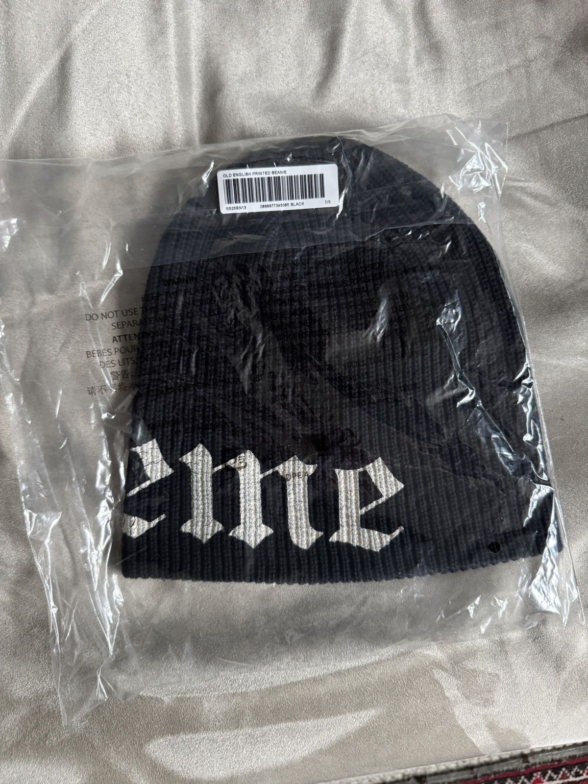 Supreme Supreme old English printed washed beanie black