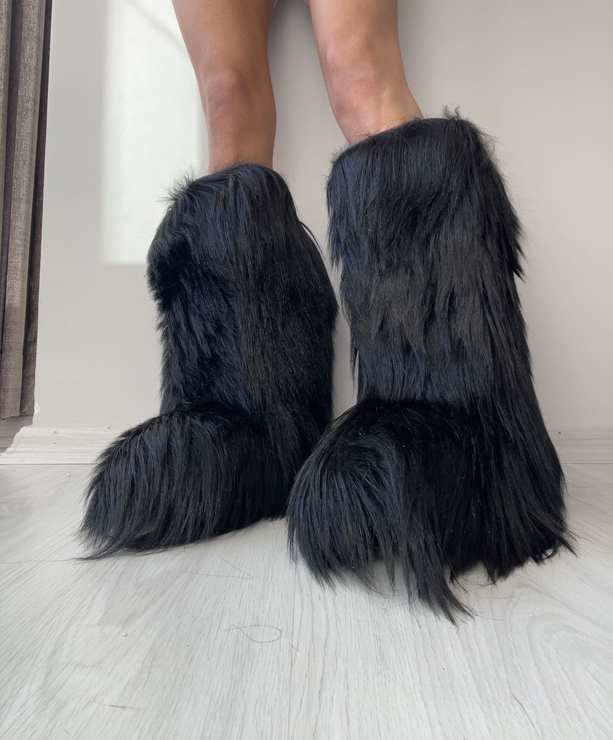 image of Vintage Y2K Yeti Boots in Black, Women's (Size 10.5)