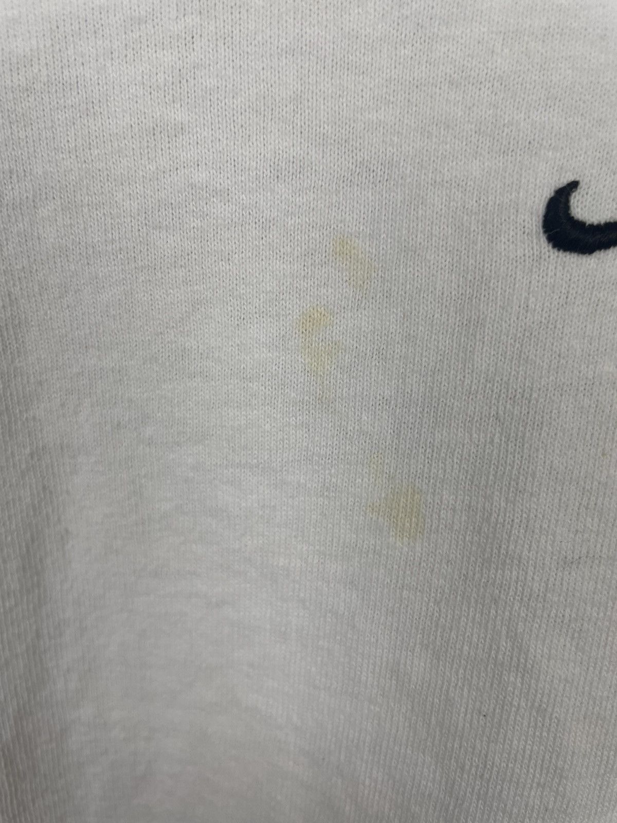 Nike Vintage Nike Center Small Logo Tshirt Size US L / EU 52-54 / 3 - 7 Thumbnail