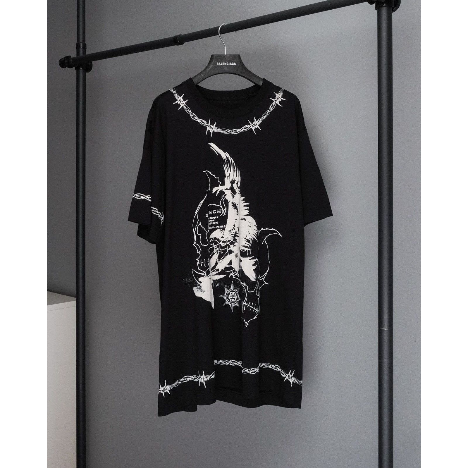 Givenchy Givenchy barbed black gothic printed tee oversized shirt Size US L / EU 52-54 / 3 - 1 Thumbnail
