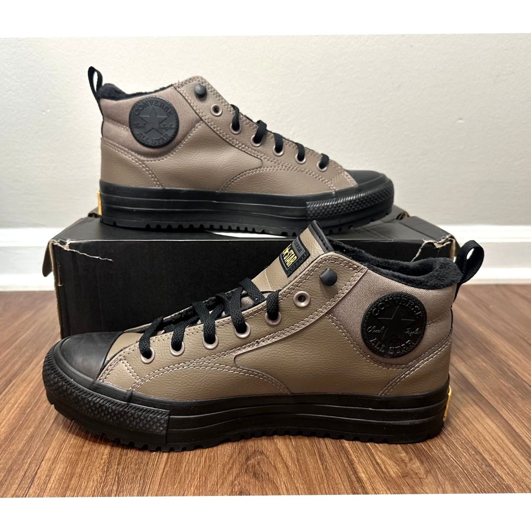 Converse Chuck Taylor All Star Malden Street Boots Taupe Sz  display picture 1